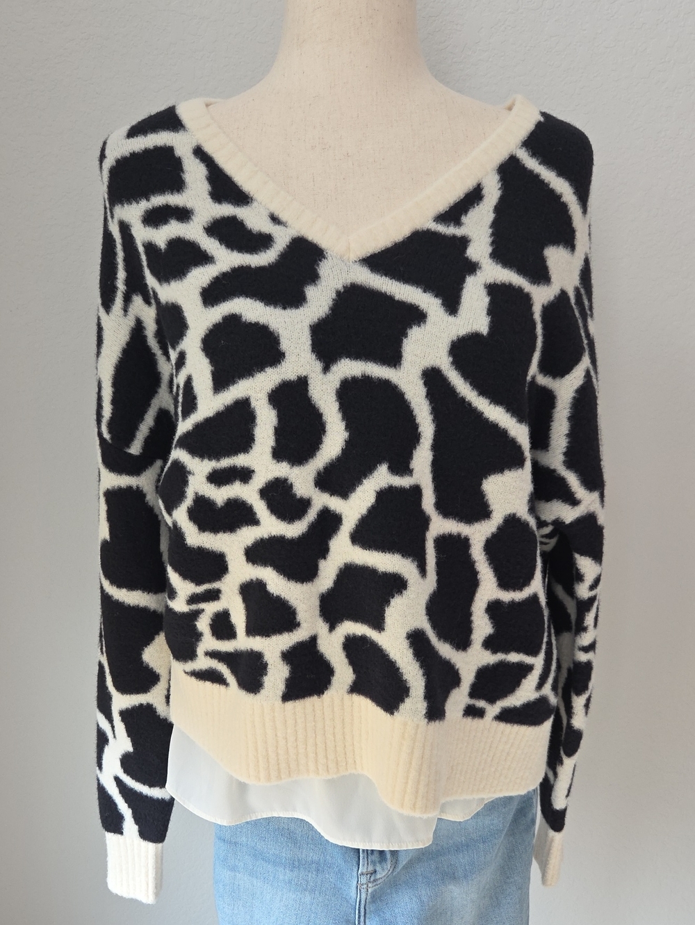 Black Cream Off White V‑Neck Animal Print Sweater Giraffe Soft Feel Boxy Style L